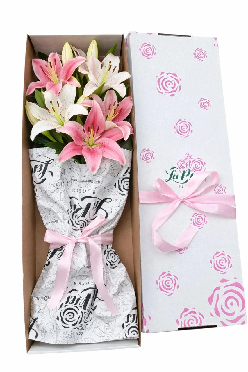 Caja De Lirios Rosados Y Blancos X3 – Les Roses — flores para cumpleaños. Flores Les Roses, envío a domicilio.
